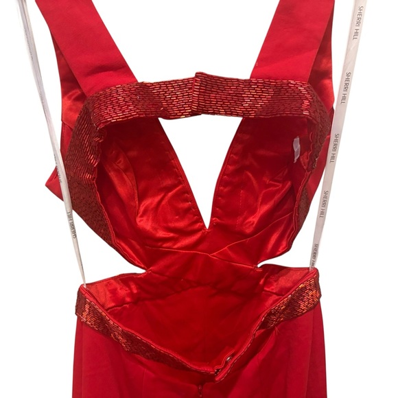 Sherri Hill V-Neck Open-Back Red Formal Gown with Beaded Detailing Size 2 - Picture 4 of 7